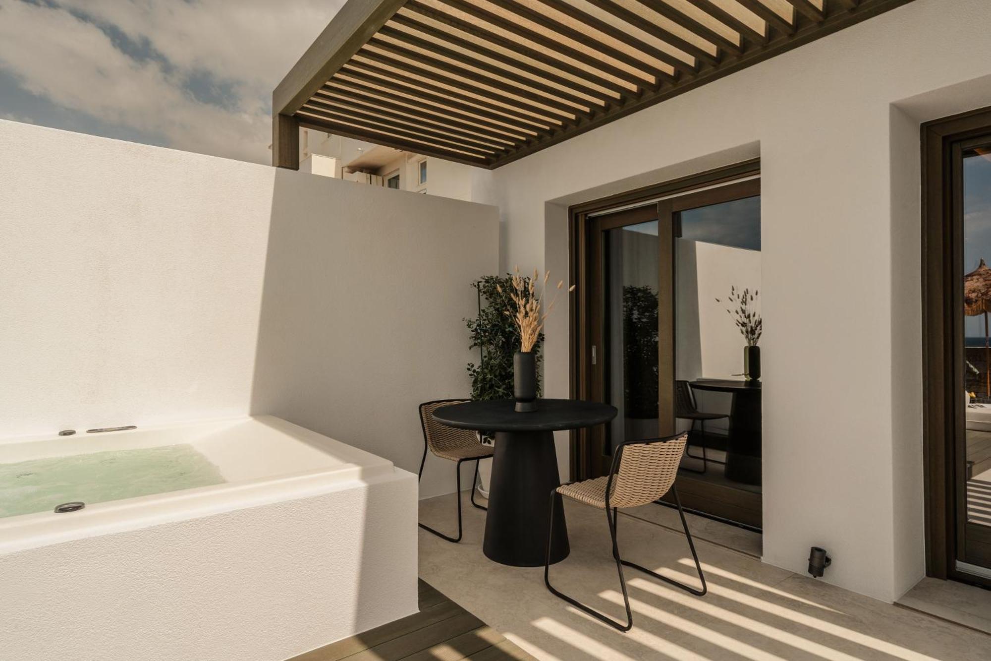 Hotel Naxos Rhyton