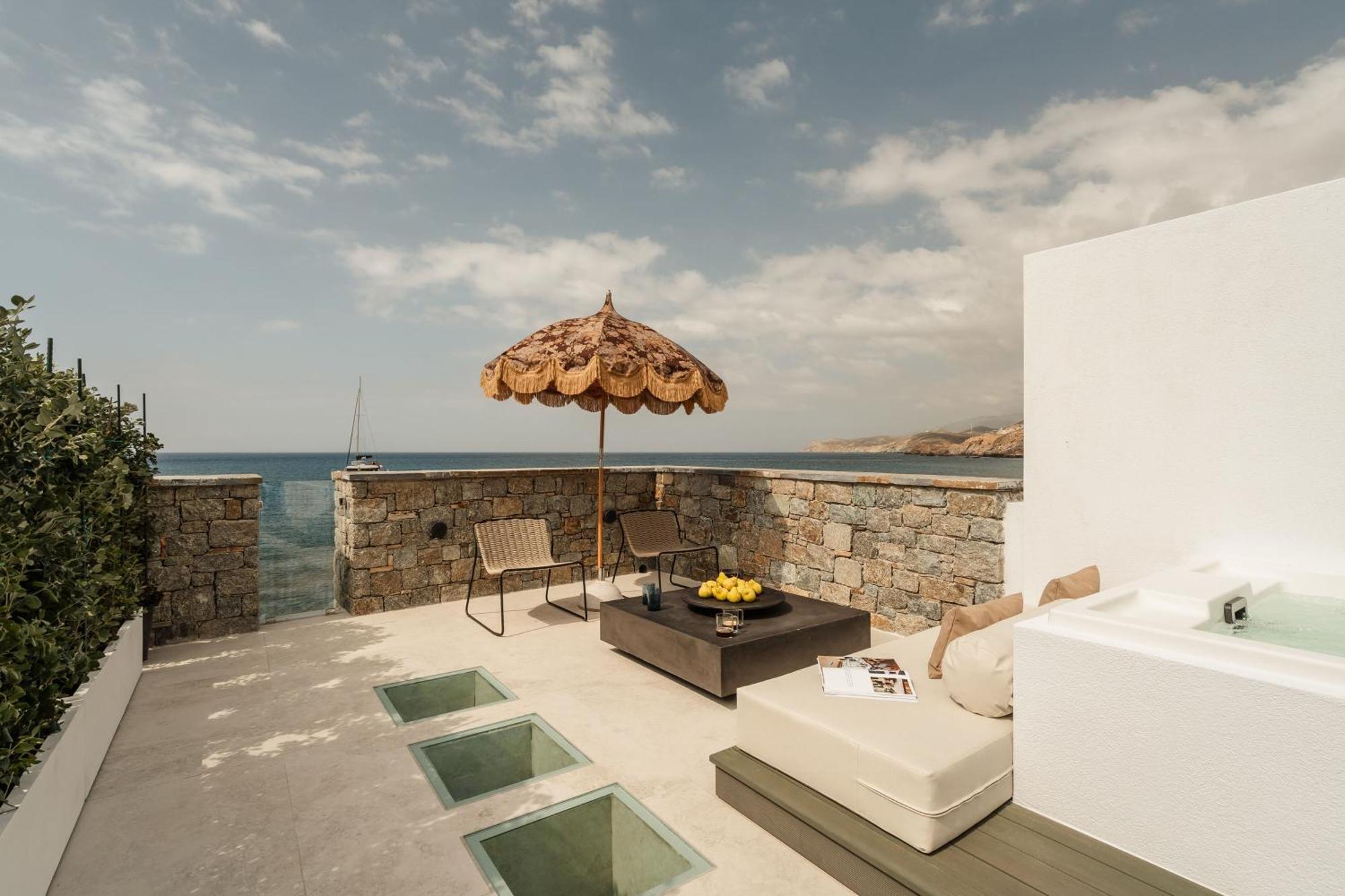 Naxos Rhyton 4*